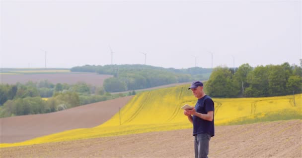 Agricoltore moderno di successo fumare la sua pipa sul campo Wile esame colture Agricoltura. — Video Stock