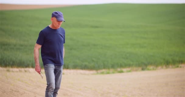 Suelo, Agricultura, - Manos del agricultor sosteniendo y vertiendo de nuevo el suelo orgánico. Agricultor tocando suciedad en granja. — Vídeo de stock