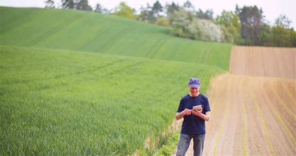 Agricultor de agricultura trabalhando no computador tablet digital — Vídeo de Stock