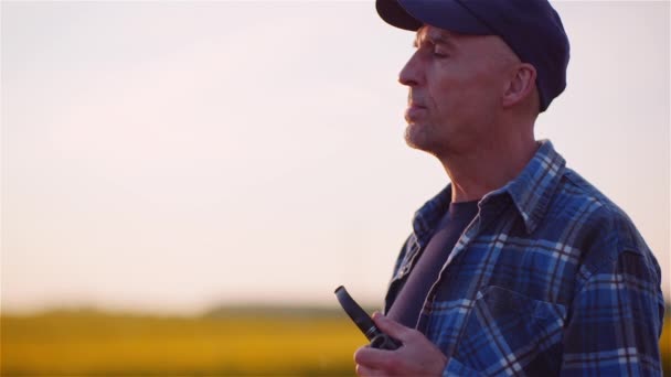 Contented contadino fumare la sua pipa sul campo Wile esame colture Agricoltura. — Video Stock
