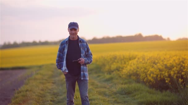 Farmer Berbicara di Telepon Seluler Saat Bekerja di Bidang Pertanian — Stok Video