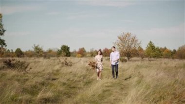 Genç Aşık Çift Yazın Meadow 'da Yürüyor - Birliktelik Kavramı.