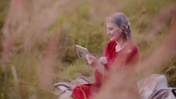 Χαμογελώντας γυναίκα χρησιμοποιώντας ψηφιακή Tablet Outdoors το καλοκαίρι — Αρχείο Βίντεο