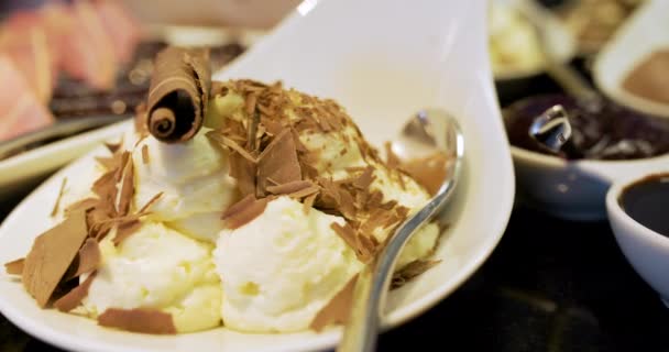 Десерт с шоколадом — стоковое видео