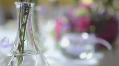 Çiçekli bir düğün yemeği için dekore edilmiş masa.