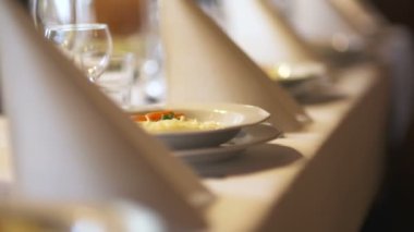 Gelin Düğün Günü Ayakkabılarını Giyiyor