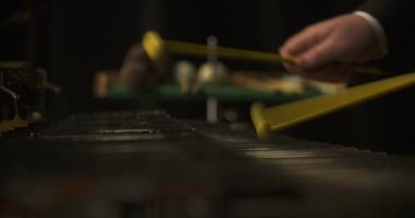 Müzisyen konser sırasında ziller çalar.