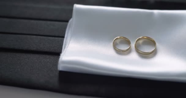 Обручальные кольца на столе — стоковое видео