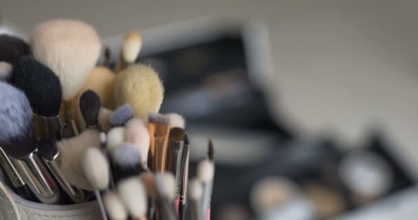 Juego de pinceles para maquillaje en la mesa — Vídeo de stock