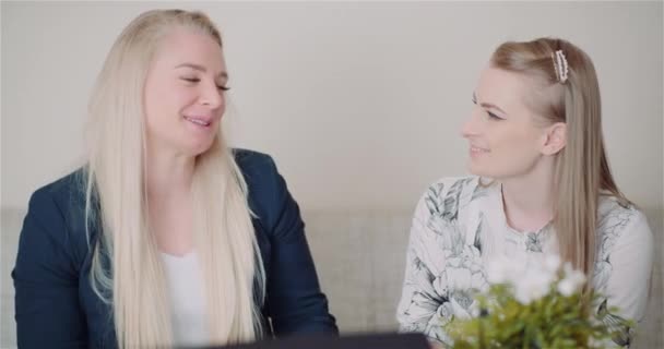 Dos hermanas felices abrazándose y apoyándose mutuamente sonriendo en la cámara — Vídeos de Stock