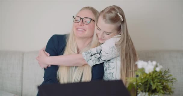 Två glada systrar kramas tillsammans och ge stöd till varandra leende in i kameran — Stockvideo