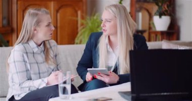 Meslektaşlar İş Stratejisini Ofiste Tartışıyor