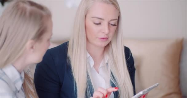 Mujeres de negocios discutiendo ideas de negocios en la oficina — Vídeo de stock