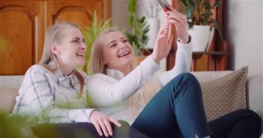 Mutlu Meslektaşlar Ofiste Selfie Çekiyor