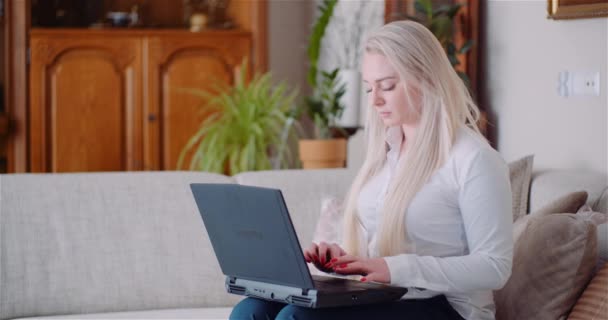 Mulher de negócios trabalhando no laptop em um projeto no Home Office. Jovem mulher usando laptop. — Vídeo de Stock