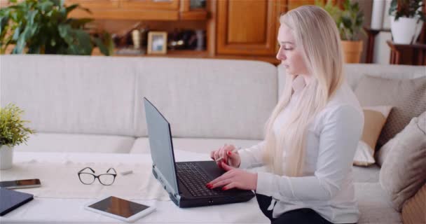 Деловая женщина, работающая над ноутбуком над проектом в Home Office. Молодая женщина с ноутбуком. — стоковое видео