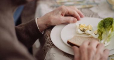 Paskalya 'da Masada Kahvaltı Yapan Aile