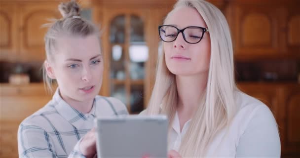 Kadın İş Arkadaşları Ofiste Dijital Tablet Üzerinde Tartışıyor — Stok video