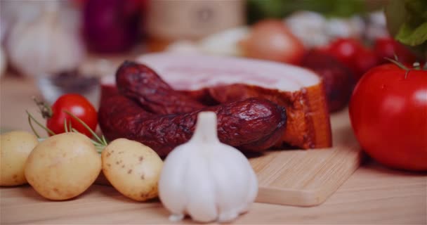 Närbild av Bacon, Skinka och Sasuage roterande på plattan. — Stockvideo