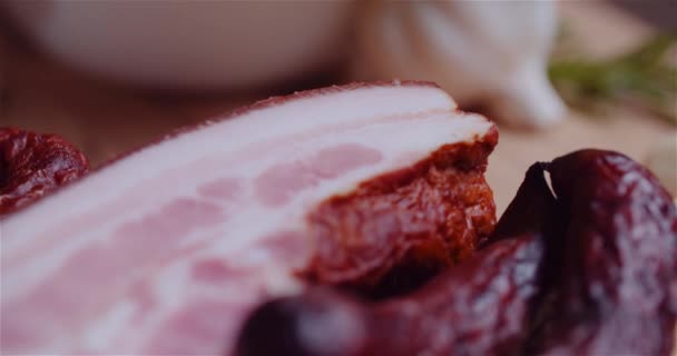 Närbild av Bacon, Skinka och Sasuage roterande på plattan. — Stockvideo