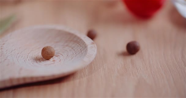 Verse voedselingrediënten op houten tafel in de keuken — Stockvideo