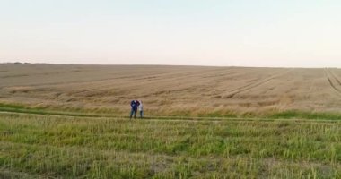 Genç Çiftçiler Mısır Tarlasında Tartışıyor