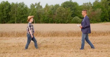 Tarım - çiftçi hasat sırasında işadamıyla konuşuyor