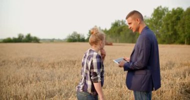 Tarım - çiftçi hasat sırasında işadamıyla konuşuyor