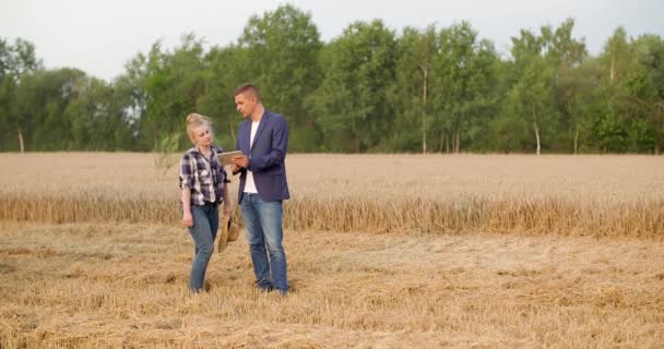 Landwirtschaft - Landwirt im Gespräch mit Geschäftsmann bei der Ernte — Stockvideo