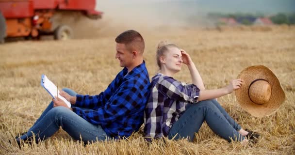 Jonge boeren discussiëren op tarweveld — Stockvideo