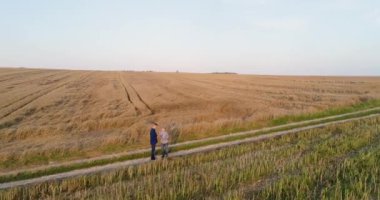 Genç Çiftçiler Mısır Tarlasında Tartışıyor