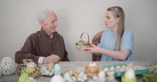 Veselé Velikonoce - Mladá žena dává velikonoční dárek dědečkovi — Stock video