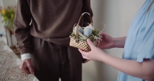 Szczęśliwej Wielkanocy - Młoda Kobieta daje prezent Wielkanocny dziadkowi — Wideo stockowe