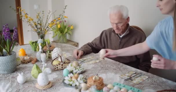 Veselé Velikonoce - Mladá žena dává velikonoční dárek dědečkovi — Stock video