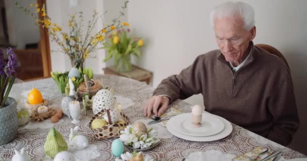 高齢者ケア – 女性はイースターのためのテーブルを準備. — ストック動画