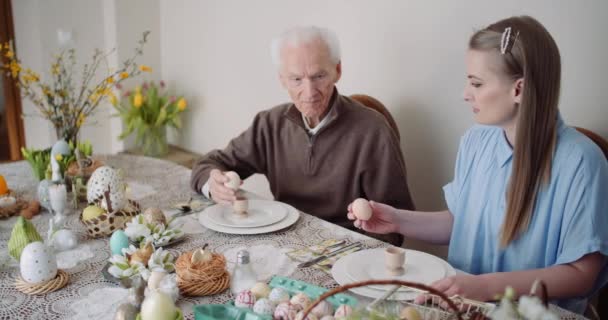 Frohe Ostern - Großvater und Enkelin verbringen Ostern gemeinsam zu Hause. — Stockvideo