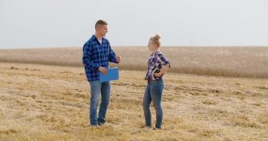 Genç Çiftçiler Buğday Tarlasında Tartışıyor