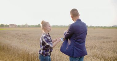 Genç Çiftçiler Buğday Tarlasında Tartışıyor