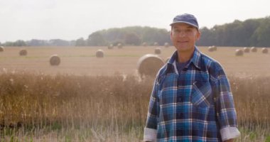 Çiftçi gün batımına karşı çiftlikte dijital tablet kullanıyor