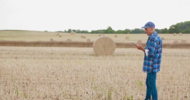 Tarımda dijital tablet kullanan çiftçi