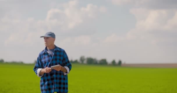 Liefde voor de landbouw. Moderne landbouwer. — Stockvideo