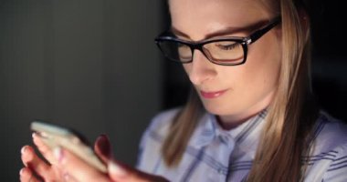 İş Kadını İşyerinde Kablosuz Bilgisayar Kullanıyor