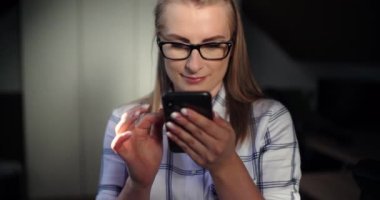 İş Kadını İşyerinde Kablosuz Bilgisayar Kullanıyor