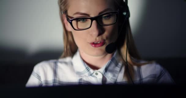 Forretningskvinde ved hjælp af headset og bærbar computer i kontoret – Stock-video