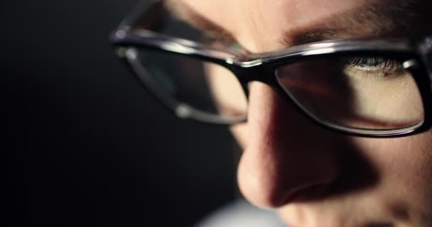 Executive Porter des lunettes lors de la navigation sur Internet — Video