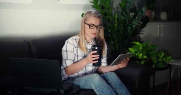 Empresaria bebiendo café mientras trabaja en la oficina — Vídeos de Stock