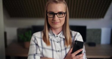 Akıllı Telefonlu Kendinden emin Girişimcinin Portresi