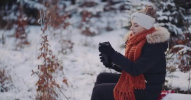Turist Kışın Ormanda Kahve İçiyor