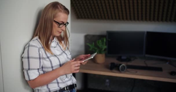 Imprenditrice che utilizza il computer wireless sul posto di lavoro — Video Stock