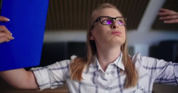 Manager fühlen sich heiß, während sie Hemd aufknöpfen — Stockvideo